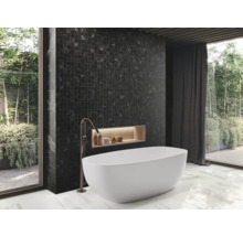 Kúpeľňa s vaňou, tmavými mozaikovými obkladmi a presklenou stenou