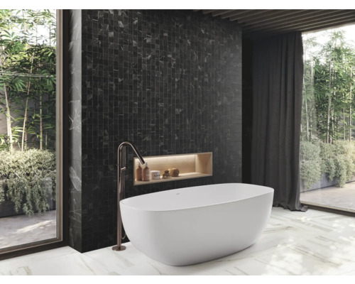 Kúpeľňa s vaňou, tmavými mozaikovými obkladmi a presklenou stenou