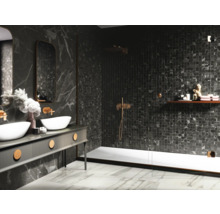 Moderná kúpeľňa s tmavými mramorovými stenami, dvojitým umývadlom a sprchou.