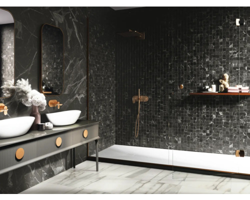 Moderná kúpeľňa s tmavými mramorovými stenami, dvojitým umývadlom a sprchou.