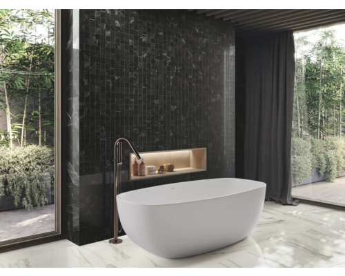 Moderná kúpeľňa s voľne stojacou vaňou, mozaikovými obkladmi a veľkým oknom