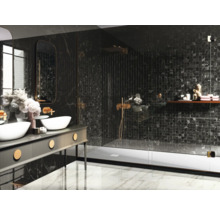 Kúpeľňa s umývadlom, zrkadlom a sprchou s tmavými mozaikovými obkladmi.