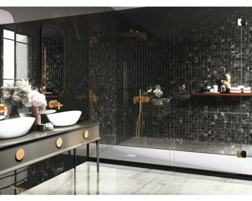 Kúpeľňa s umývadlom, zrkadlom a sprchou s tmavými mozaikovými obkladmi.