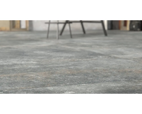 Sivé podlahové dlaždice s matným povrchom