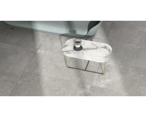 Svetlá dlažba s pohovkou a odkladacím stolíkom