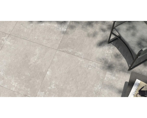 Vonkajšie dlaždice so stoličkou a stolom