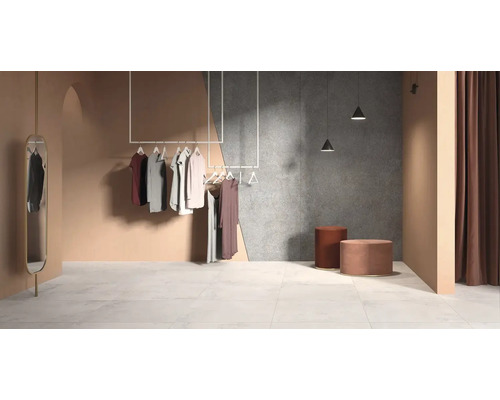 Obchod s oblečením s vešiakmi, zrkadlom a stoličkami