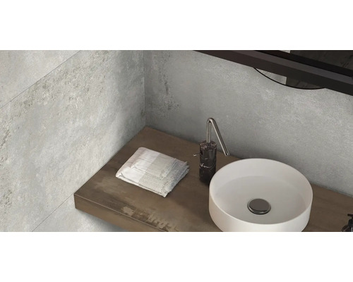 Umývací priestor s umývadlom na dosku, batériou, dávkovačom mydla a uterákmi pred stenou s obkladmi