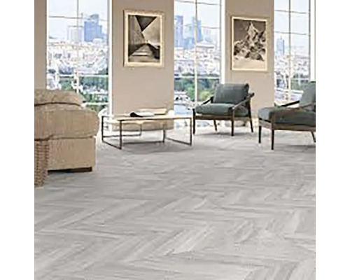 Obývacia izba so svetlými parketami v tvare rybej kosti, kreslami a pohovkou