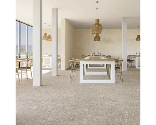 Svetlá jedáleň so stolmi, stoličkami a dlažbou