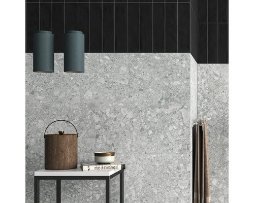 Dizajn kúpeľne s podlahovými dlaždicami, obkladačkami, osvetlením a dekoráciou