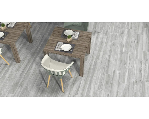 Svetlá miestnosť s drevenými dlaždicami a jedálenskými stolmi