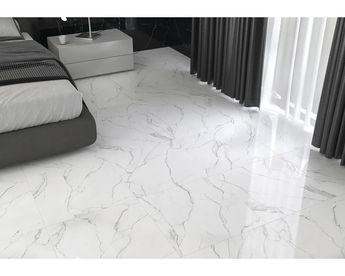 Svetlá spálňa s bielymi mramorovými dlaždicami.