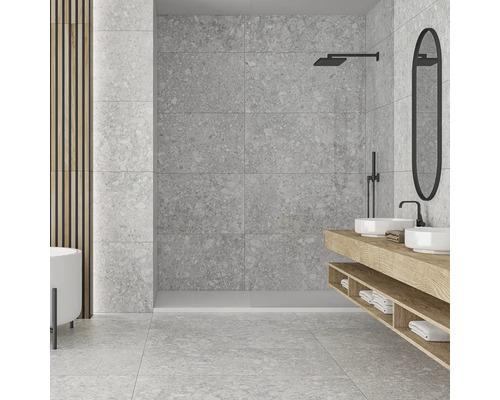 Svetlá kúpeľňa so sivými obkladmi, umývadlom, zrkadlom a sprchou