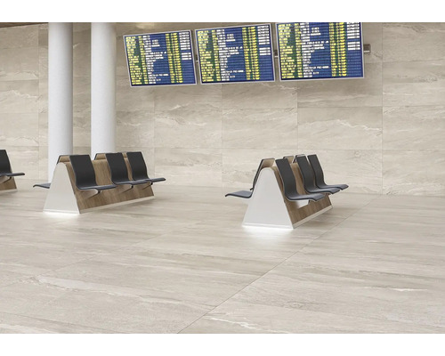 Svetlá miestnosť s dlažbou, lavičkami a informačnými tabuľami