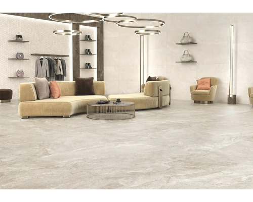 Svetlá izba s pohovkou, kreslom a kamennou dlažbou