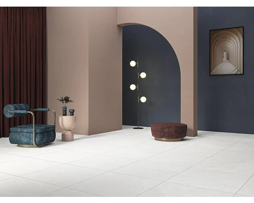 Svetlá miestnosť s dlažbou, kreslom a dekoráciou