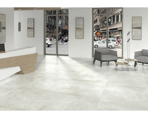 Svetlá miestnosť s dlažbou, recepciou a posedením s výhľadom na ulicu