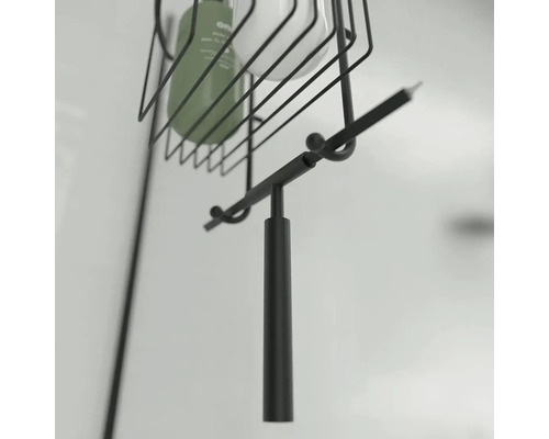 Detailný záber kovovej sprchovej police so stierkou na sprchy