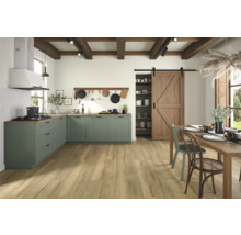 Svetlá a priestranná kuchyňa so zelenými skriňami, drevenou podlahou a dreveným stolom