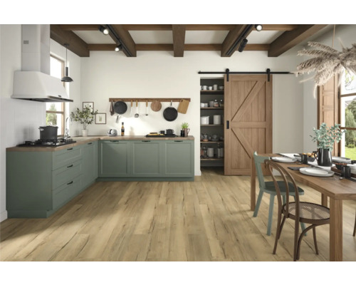 Svetlá a priestranná kuchyňa so zelenými skriňami, drevenou podlahou a dreveným stolom