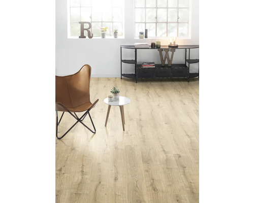 Svetlá obývacia izba s drevenou podlahou, kreslom a príručným stolíkom