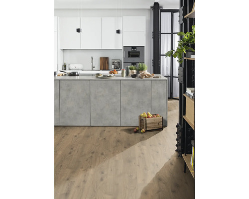 Svetlá kuchyňa s kuchynským ostrovčekom, bielymi skriňami a drevenou podlahou.