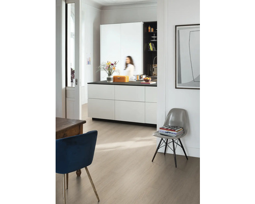 Svetlá izba s kuchynským ostrovom, stoličkami a podlahovou krytinou