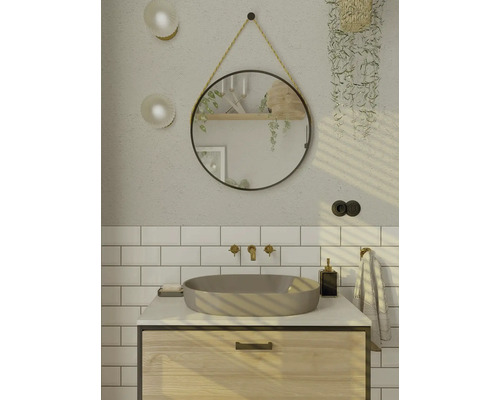 Pohľad do kúpeľne s umývadlom, batériou, zrkadlom a dekoráciami pre svetlú a priateľskú atmosféru