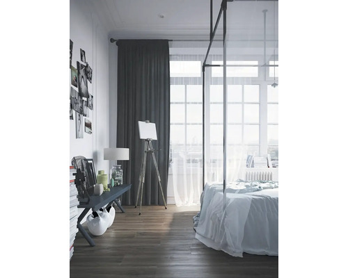 Svetlá spálňa s nebesami, závesom, maliarskym stojanom a obrázkami na stene