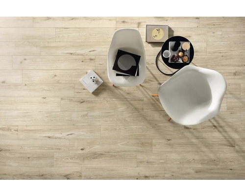 Svetlá drevená podlaha s nábytkom v svetlej miestnosti.