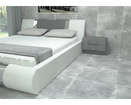 Spálňa s bielou posteľou, nočným stolíkom a dekoratívnou nástennou maľbou