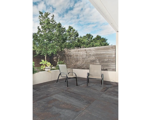 Terasa so záhradným nábytkom a dlažbou