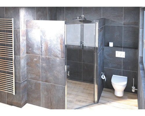 Moderná kúpeľňa so sprchou, toaletou a rebríkovým radiátorom.