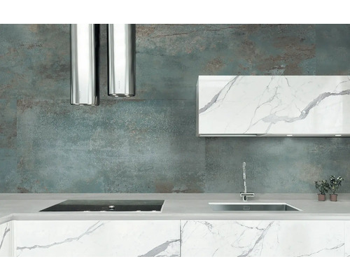 Moderná kuchyňa s digestorom, drezom a varnou doskou.