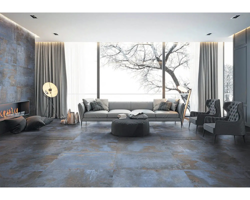 Obývacia izba s dlažbou, pohovkou a krbom