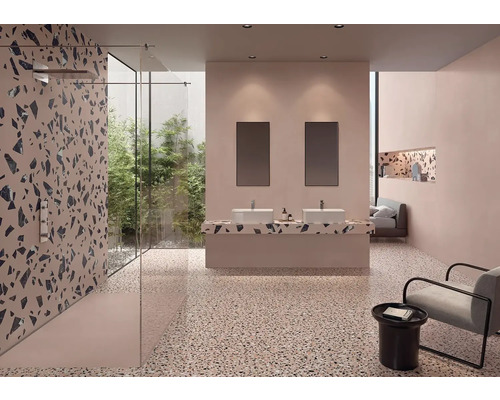 Svetlá kúpeľňa so sprchou, umývadlami, zrkadlami a terazzovou podlahou