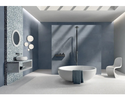 Moderná kúpeľňa s vaňou, sprchou, umývadlom, zrkadlom a stoličkou