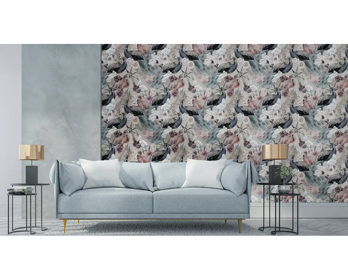 Izba zdobená pohovkou a vzorovanou tapetou s pávmi a kvetmi.