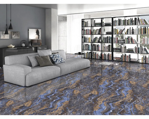Obývacia izba s pohovkou, knižnicou a podlahovými dlaždicami so vzhľadom mramoru