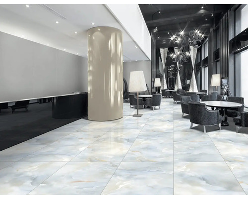 Veľká hala s podlahovými dlaždicami, stĺpom a posedením