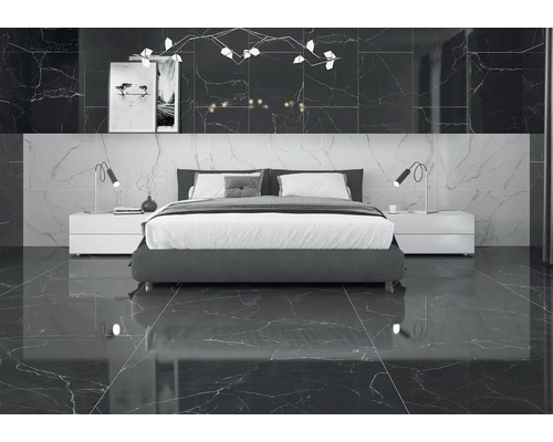 Spálňa s podlahovými a nástennými dlaždicami so vzhľadom mramoru, posteľou a nočnými stolíkmi.