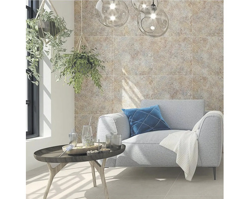 Obývacia izba s dizajnom dlaždíc, kreslo a dekorácie