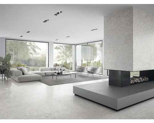 Svetlá obývacia izba s dlažbou, pohovkou, kreslami a krbom