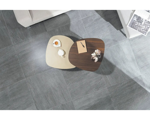 Podlahové dlaždice v obývacej izbe s dvoma stolmi.