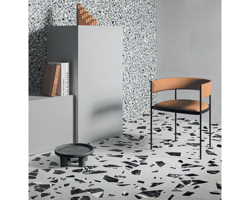 Pohľad na miestnosť s teracovou podlahou a obkladmi stien, stoličkou a dekoráciou