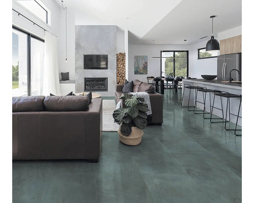 Moderná obývacia izba s pohovkami, krbom a dlažbou