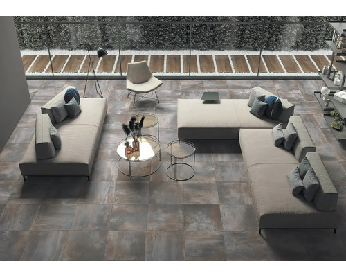 Veľkoformátové dlaždice v obývacej izbe s pohovkami a stolmi.