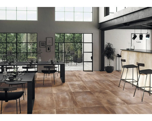 Priestranná izba so stolmi, stoličkami, barovými stoličkami a dlažbou.