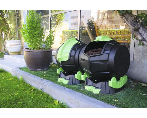 Dva kompostovacie bubny na trávniku v záhrade.